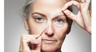 ده ماده غذایی که پوست شما را پیر می کند 