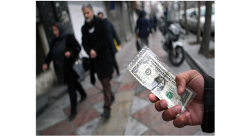 صف‌کشی برای فروش دلار مقابل صرافی‌های تهران